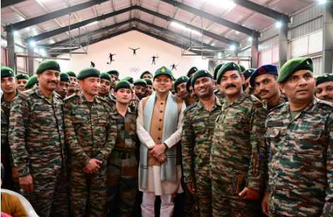 मुख्यमंत्री श्री पुष्कर सिंह धामी ने लैंसडाउन छावनी में आयोजित कार्यक्रम में प्रतिभाग करते हुए सैनिकों को दीपावली की बधाई दी।